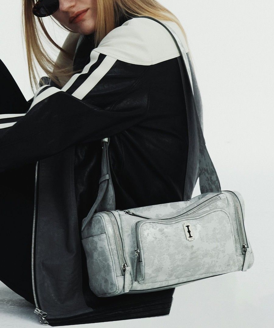 Vunque Perfec Multi Pocket Shoulder M Beige (Category: Luxury Bags & Wallets) located in Santa Rosa. Submitted by girlgloss (Listing ID 1411466594, Image 2). Description: - Stylish Vunque shoulder bag - Unique textured design - Multiple zippered compartments - Adjustable shoulder strap - Distinctive metal detail - Brand tag inside - Perfect for everyday use.