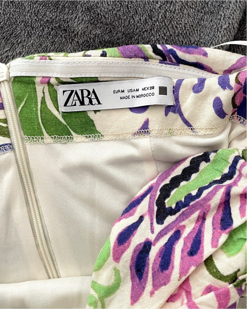 Zara Paisley Print Mini Dress (Category: Dresses) located in Paranaque City. Submitted by faveactivewear (Listing ID 1411588713, Image 3). Description: Original Price: around ₱2900+ Same day delivery Shipping c/o buyer Location: Betterliving, Parañaque I can do meet up at SM Bicutan .