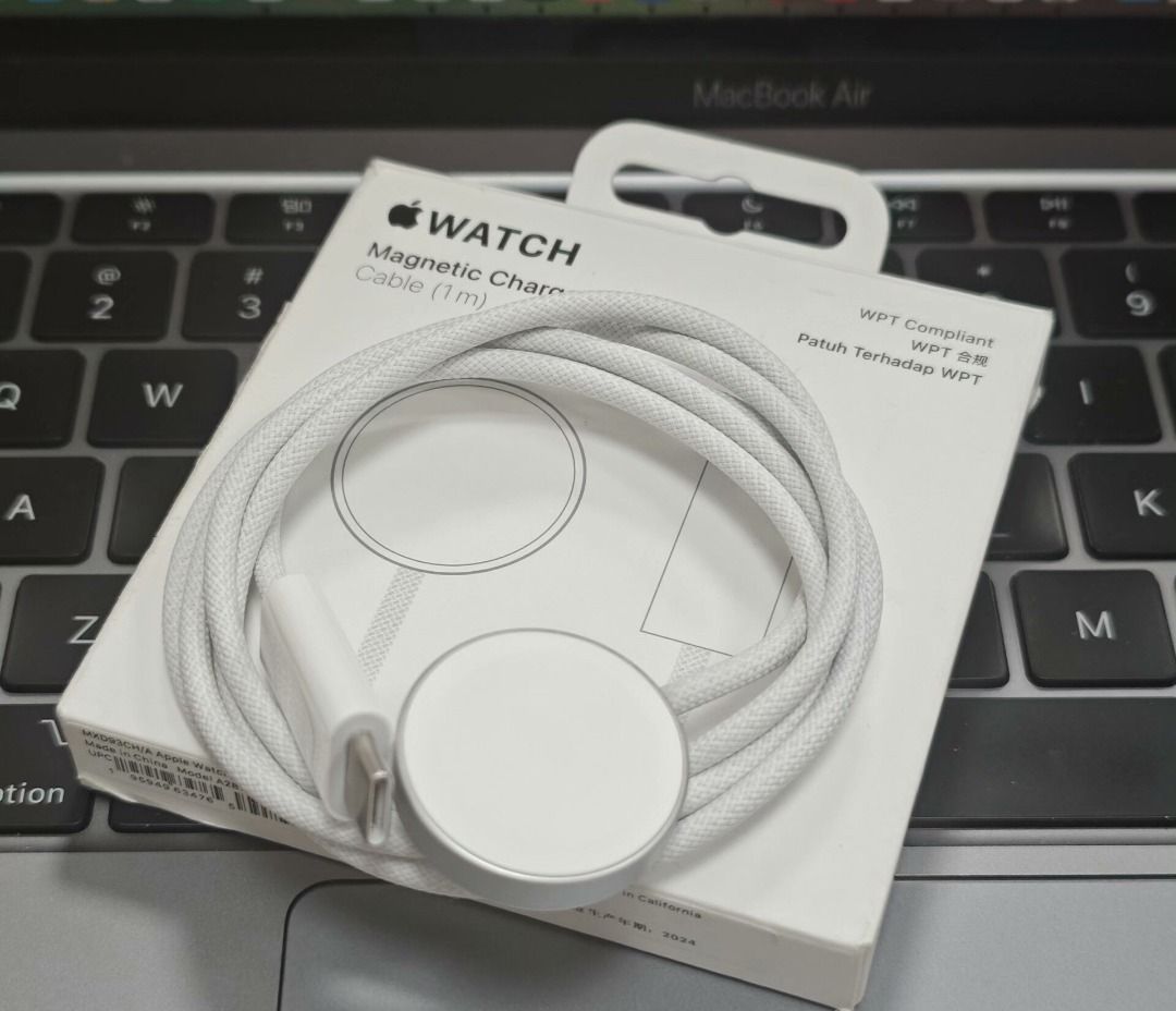 100%Genuine Apple Watch Cable 原廠正品保證，型號A2879，支援S10、S11、Ultra2、Ultra3、SE2、SE3手錶充電使用！鋁合金磁吸頭，編織線材，支援電腦驗證序號 （分類：智能穿戴裝置及智能手錶）位於 Hong Kong。 由 laibuyhk 提交（商品編號 1411673278，圖片 2）。簡介： 📦 順豐智能櫃自取（買1件即包｜全港800+櫃點｜2-3個工作日） 📍【取貨方式】 🔥順豐智能櫃（24小時自助｜取件碼短信通知） 💰過數方式💰： （💰Payment Methods💰）： FPS轉數快/AlipayHK/Wechat Pay/PayMe/ 🚞🚃🚃🚃💨落單及物流流程： （Order placement and logistics process）： 3C產品配件落單後即日統一貨品寄出發貨，免費順豐(順豐站/智能櫃)自行取件 3C product accessories will be shipped out 