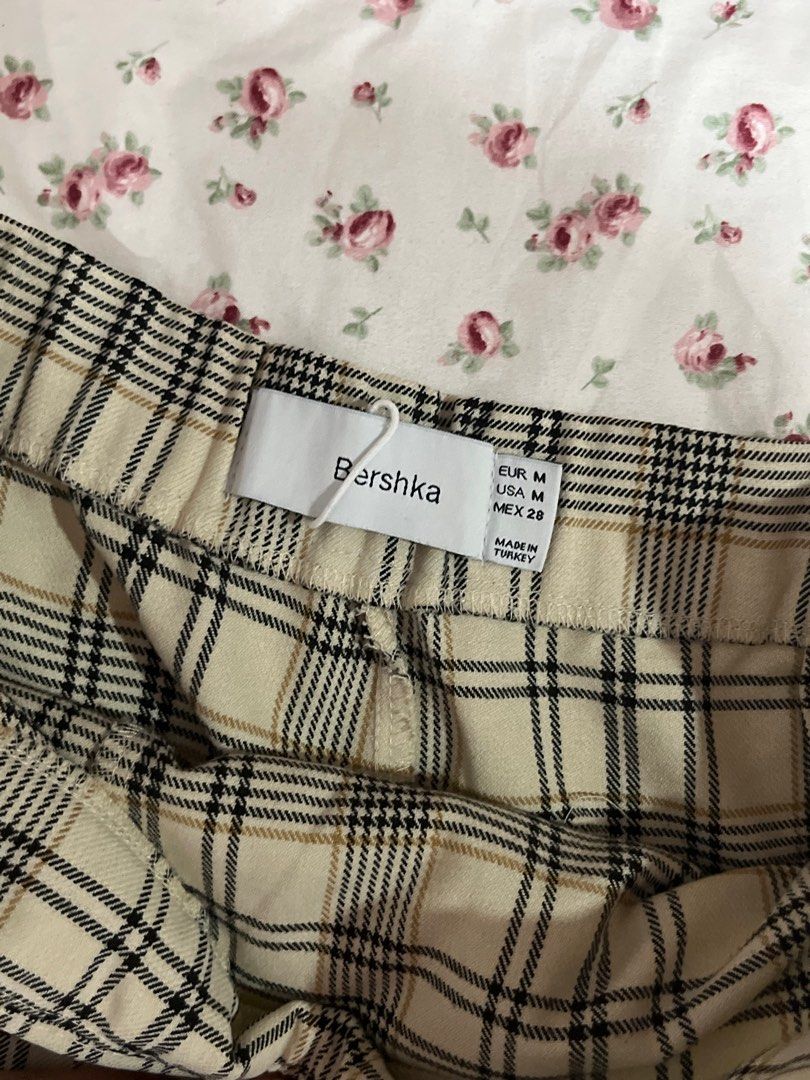 Bershka Plaid Skirt (Category: Skirts) located in Angeles City. Submitted by luvmazzystar (Listing ID 1411748862, Image 2). Description: - Bershka plaid skirt - Size: M - Features a cream and black plaid pattern - Side lace-up detail - BRAND NEW NEVER BEEN WORN .