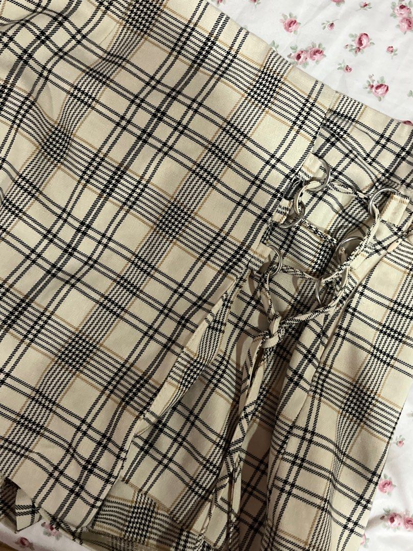 Bershka Plaid Skirt (Category: Skirts) located in Angeles City. Submitted by luvmazzystar (Listing ID 1411748862, Image 3). Description: - Bershka plaid skirt - Size: M - Features a cream and black plaid pattern - Side lace-up detail - BRAND NEW NEVER BEEN WORN .