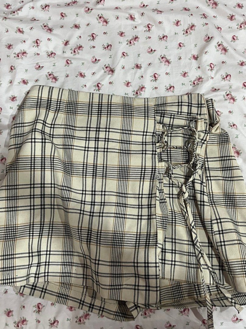 Bershka Plaid Skirt (Category: Skirts) located in Angeles City. Submitted by luvmazzystar (Listing ID 1411748862, Image 1). Description: - Bershka plaid skirt - Size: M - Features a cream and black plaid pattern - Side lace-up detail - BRAND NEW NEVER BEEN WORN .