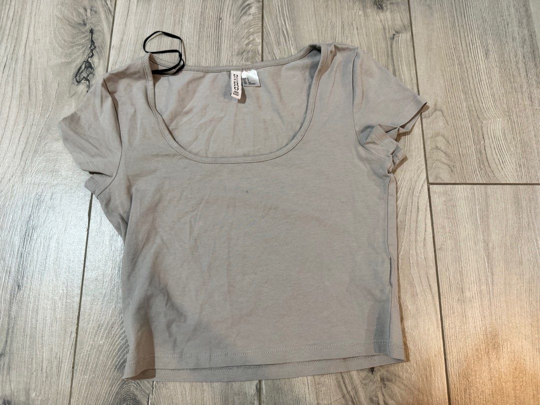 BUNDLE GET ALL H&M Crop Tops Body Con Basic Tees Baby tees bundle (Category: Others Tops) located in Marikina City. Submitted by cheruboo (Listing ID 1411763912, Image 2). Description: - SUPER SALE! 500 for all 6 tops H&M Crop Top Collection - Colors: Black, White, Beige, Gray - Styles: Short-sleeved & Long-sleeved - Neckline: Scoop - Perfect for layering or casual wear -200 Pesos Each.