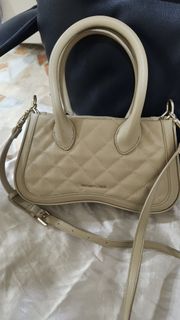 (Category: ) located in . Submitted by preloved_essentials (Listing ID 1411763117, Image 1). Description: .