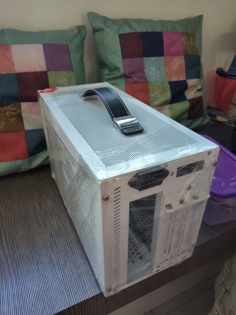 Computer case (Category: Desktops) located in Singapore. Submitted by 667775 (Listing ID 1411698479, Image 2). Description: nice computer case mATX or egpu mesh.