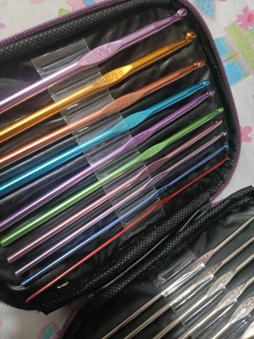Crochet Hook Set with Case (Category: Craft Supplies & Tools) located in Bansud. Submitted by shujieyonu (Listing ID 1411709155, Image 3). Description: Crochet hooks, generic, no brand, good for beginners. Never used, nakastuck lang sa bahay medyo maalikabok na. Sizes go from 0.60mm up to 6.5mm. Mode of Delivery: Jnt Mode of Payment: Gcash, strictly payment first basis 😁.