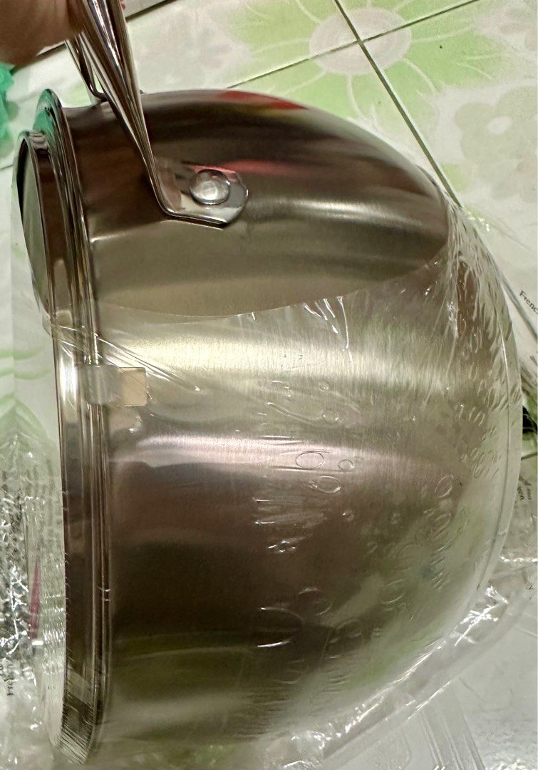 Hamilton Beach 7 QT Dutch Oven (Category: Cookware & Accessories) located in Paranaque City. Submitted by Katgalanto (Listing ID 1411657066, Image 3). Description: - Stainless steel Dutch oven - Encapsulated base for even heating - Oven safe up to 410°F (210°C) - 18/10 stainless steel construction - Stay-cool, riveted handles - Tempered glass lid - Dishwasher safe.