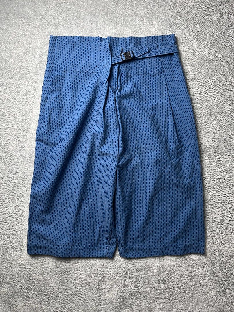 Issey miyake Me - Cropped Belted Trouser (Category: Shorts) located in Makati City. Submitted by _m3tamorphosis (Listing ID 1411699716, Image 1). Description: Issey miyake Me - Cropped Belted Trouser Condition: 9/10 Waist: 30 Length: 27.2 Frontrise: 17 Leg opening: 11 2489 + SF makati area courier j&t delivery lalamove.