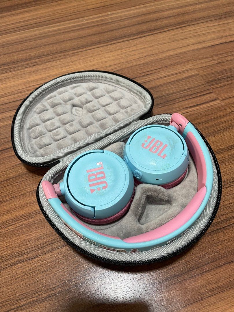 JBL Wireless Headphones with Case (children)