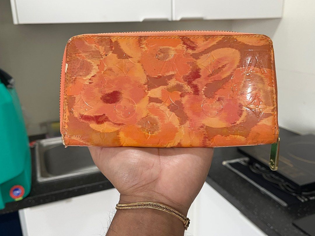 Louis Vuitton Wallet (Category: Luxury Bags & Wallets) located in Mandaluyong City. Submitted by pepitomanaloto_777 (Listing ID 1411738989, Image 3). Description: LV Zip around wallet Used condition Price: 2,350 Location Mandaluyong 📍 MOD: Grab/Lalamove/JNT 🚚 MOP: Gcash/Bdo Transfer 💳 No return/Exchange/Refund ❌ No COD/COP Transaction ❌ Need 50% DP for reservation (Non Refundable) PS: Buy with Confidence 📌.
