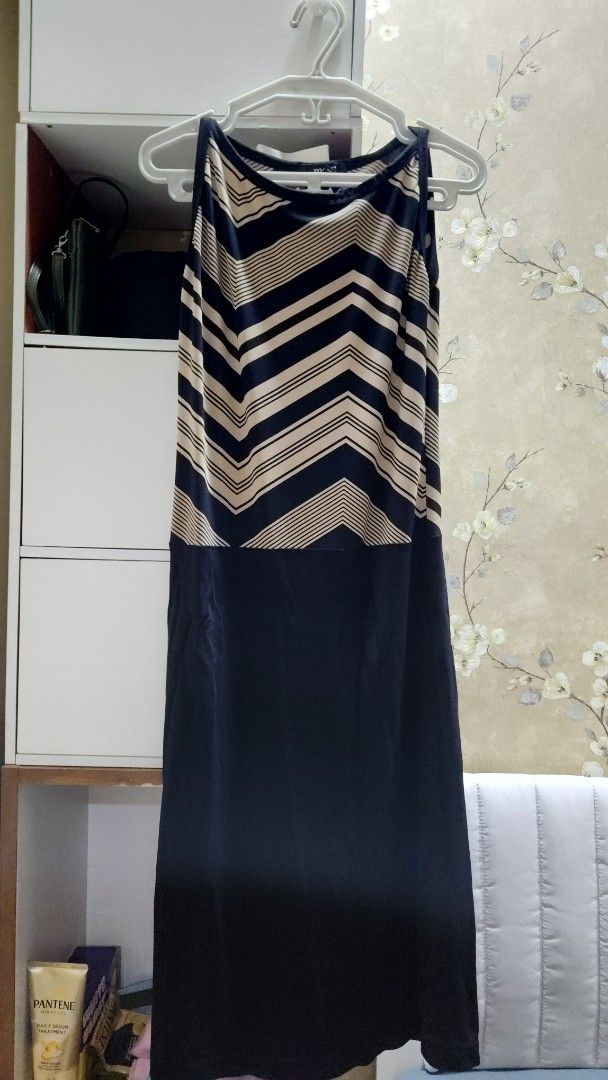 Meg Dress - Size L (Category: Dresses) located in Manila. Submitted by summerstyled (Listing ID 1411694884, Image 1). Description: - Chevron patterned top, solid navy blue bottom - Size: L - Material: 100% Cotton - Made in the Philippines.