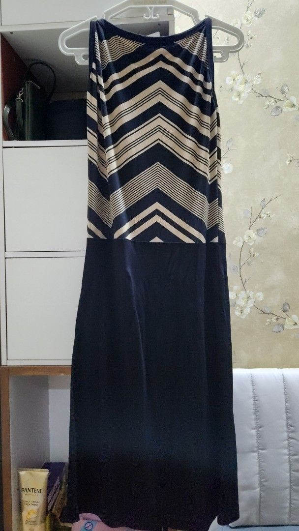 Meg Dress - Size L (Category: Dresses) located in Manila. Submitted by summerstyled (Listing ID 1411694884, Image 2). Description: - Chevron patterned top, solid navy blue bottom - Size: L - Material: 100% Cotton - Made in the Philippines.