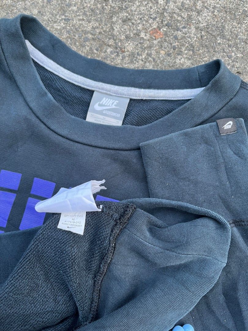 NIKE SWEATER (VINTAGE TAG) (Category: Coats, Jackets and Outerwear) located in Bacolod City. Submitted by thrift-bcd (Listing ID 1411761054, Image 1). Description: MESSAGE ME IF INTERESTED 📩 SIZE:MEDIUM ON TAG EXCELLENT CONDITION.