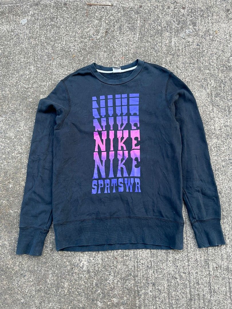 NIKE SWEATER (VINTAGE TAG) (Category: Coats, Jackets and Outerwear) located in Bacolod City. Submitted by thrift-bcd (Listing ID 1411761054, Image 2). Description: MESSAGE ME IF INTERESTED 📩 SIZE:MEDIUM ON TAG EXCELLENT CONDITION.