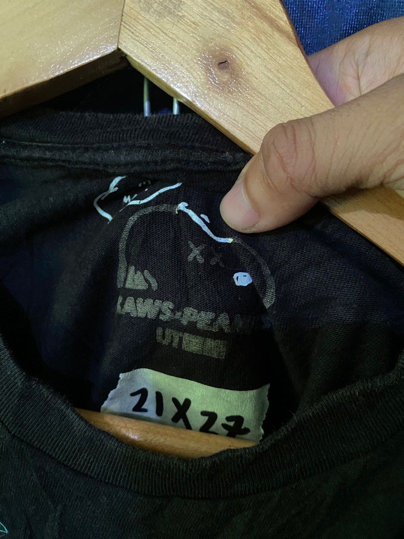 Peanut x Kaws By Uniqlo (Category: Activewear) located in Mexico. Submitted by iseemiyakee. (Listing ID 1411654489, Image 3). Description: Size Medium 21 w x 27 l no issue excellent condition .