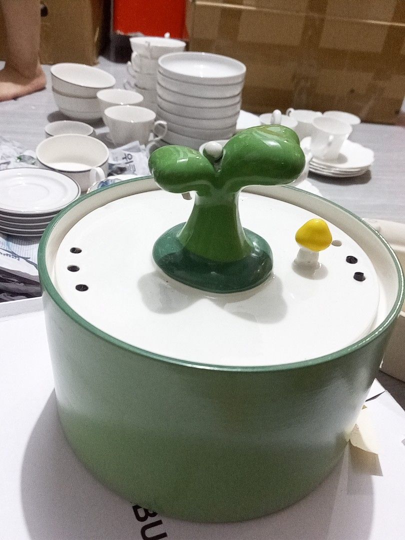 Pet cat automatic water feeder (Category: Homes & Other Pet Accessories) located in Cavite. Submitted by hammy18 (Listing ID 1411730267, Image 2). Description: pet cat water feeder ceramic walang pump.