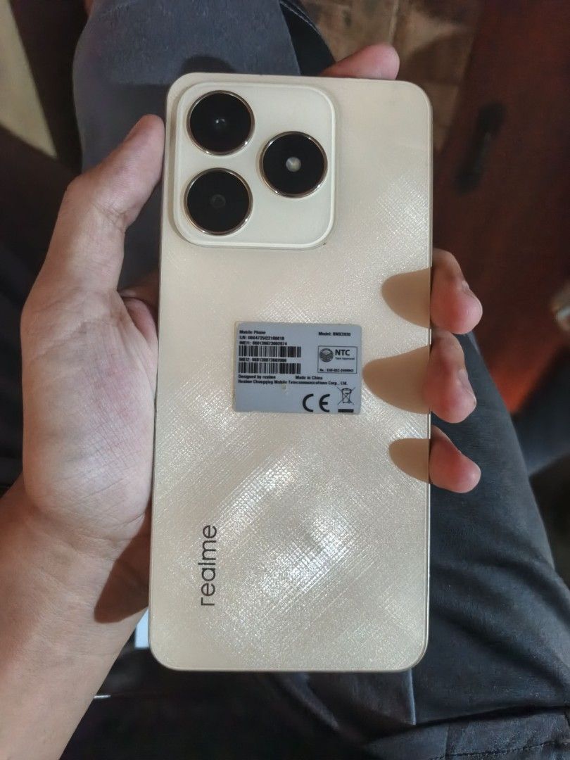 REALME C61 (8/256 VARIANT) (Category: Realme) located in Manila. Submitted by earlwoo (Listing ID 1411679622, Image 2). Description: Selling my second-hand phone: Realme C61 Reason for selling: I need funds to purchase a laptop, and this is no longer my main device. Details: • 8GB RAM (expandable up to 24GB) / 256GB internal storage • Unisoc T612 – suitable for gaming if you are not very strict with graphics settings (used for Genshin Impact, Mob