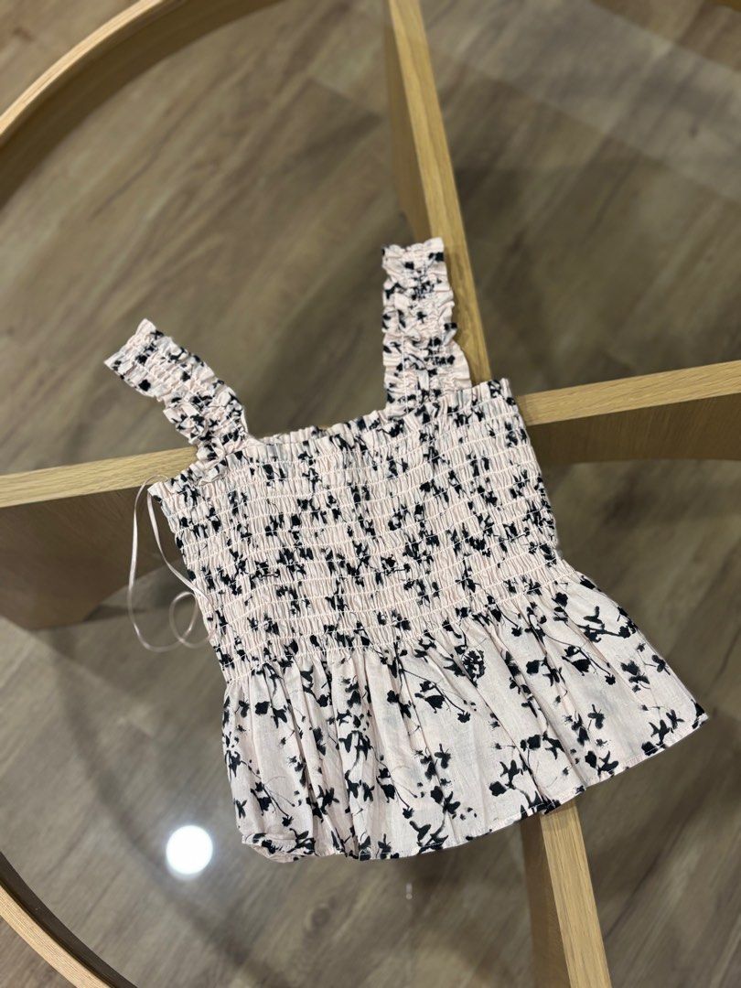 Uniqlo Floral Garterized Top (Category: Sleeveless) located in Caloocan City. Submitted by skie_ (Listing ID 1411758230, Image 2). Description: worn once.