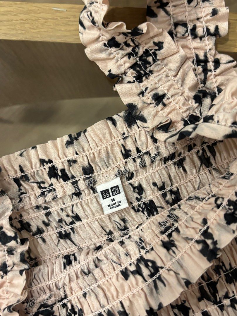 Uniqlo Floral Garterized Top (Category: Sleeveless) located in Caloocan City. Submitted by skie_ (Listing ID 1411758230, Image 3). Description: worn once.