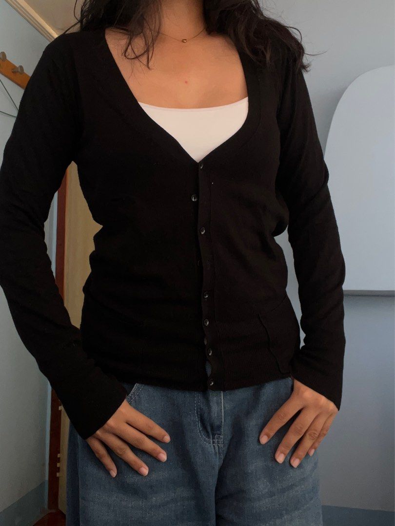 Zara Black Button-Up Cardigan Size M (Category: Coats, Jackets and Outerwear) located in Bangui. Submitted by dearrue (Listing ID 1411661612, Image 2). Description: - Authentic - Black cardigan - Long sleeves - Button-up front - V-neck - Knit fabric - Versatile style - Stretchable.