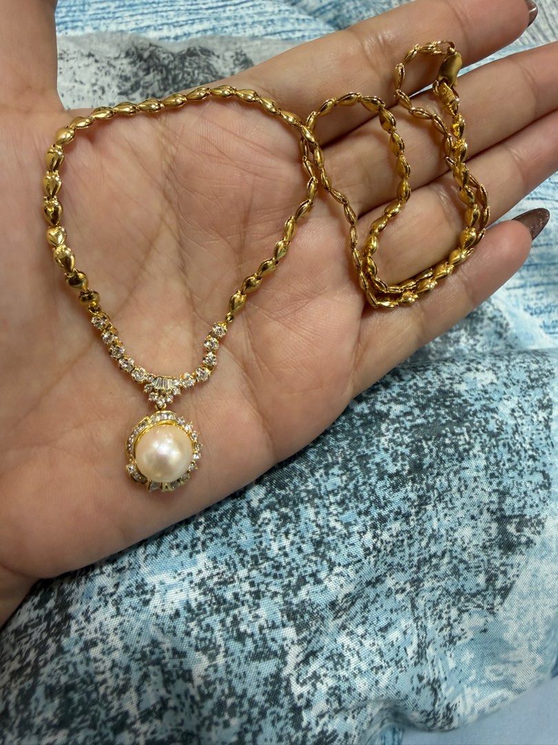 18k Diamond Necklace with Pearl (Category: Necklaces) located in Bacolod City. Submitted by blackwidow28 (Listing ID 1410718245, Image 3). Description: 18K Gold Diamond & Pearl Necklace Exquisitely crafted in solid 18-karat gold, this elegant necklace features a refined heart-link chain paired with a timeless diamond-accented pearl pendant. The centerpiece showcases a luminous pearl framed by sparkling diamonds, offering a classic yet sophisticat