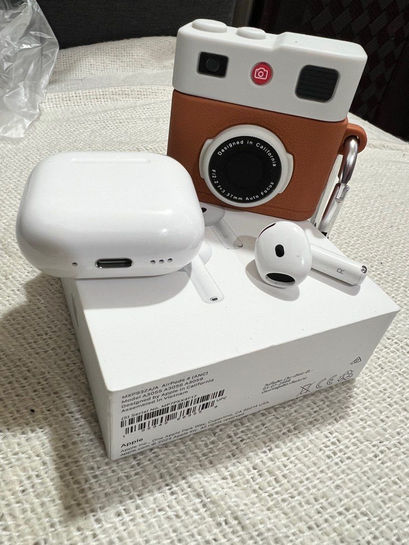 Airpods 4 (ANC) Right + charging case (Category: Earphones) located in Manila. Submitted by boldwolf-cd3679 (Listing ID 1411782172, Image 2). Description: Almost like new. Airpods 4 ANC right+charging case Rfs: Lost Left airpods PM for sure buyers. .