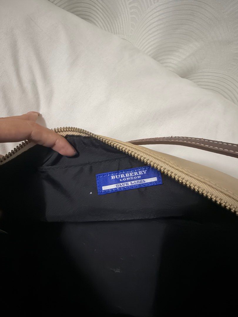 Authentic Burberry Boat Bag (Category: Luxury Bags & Wallets) located in Cebu City. Submitted by secondhandceb (Listing ID 1411906433, Image 3). Description: authentic burberry boat bag blue label used but not abused with slight dirt / discoloration needs cleaning still so pretty in actual.