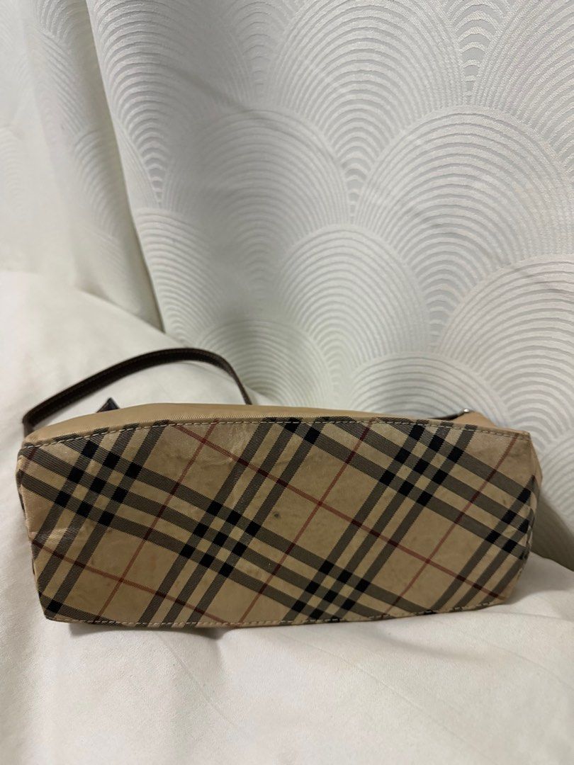 Authentic Burberry Boat Bag (Category: Luxury Bags & Wallets) located in Cebu City. Submitted by secondhandceb (Listing ID 1411906433, Image 2). Description: authentic burberry boat bag blue label used but not abused with slight dirt / discoloration needs cleaning still so pretty in actual.