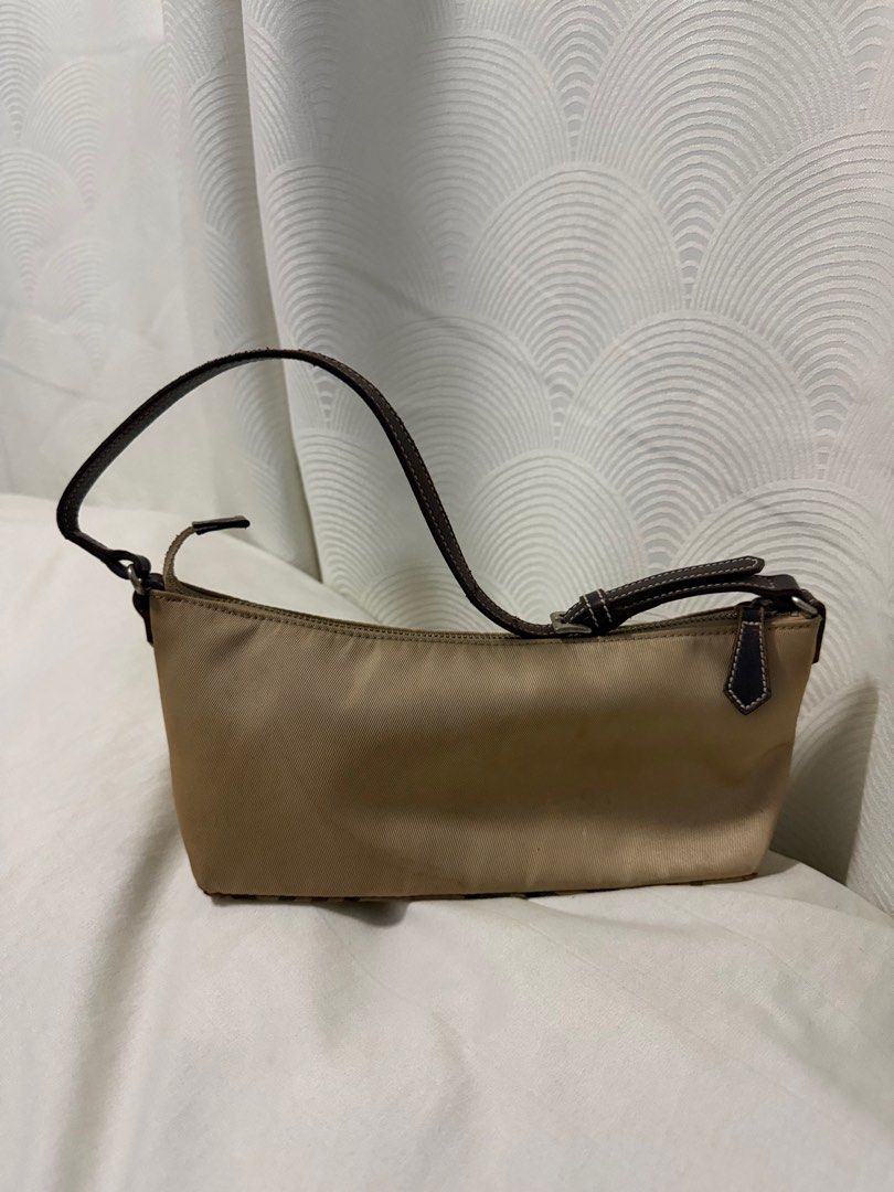 Authentic Burberry Boat Bag (Category: Luxury Bags & Wallets) located in Cebu City. Submitted by secondhandceb (Listing ID 1411906433, Image 1). Description: authentic burberry boat bag blue label used but not abused with slight dirt / discoloration needs cleaning still so pretty in actual.