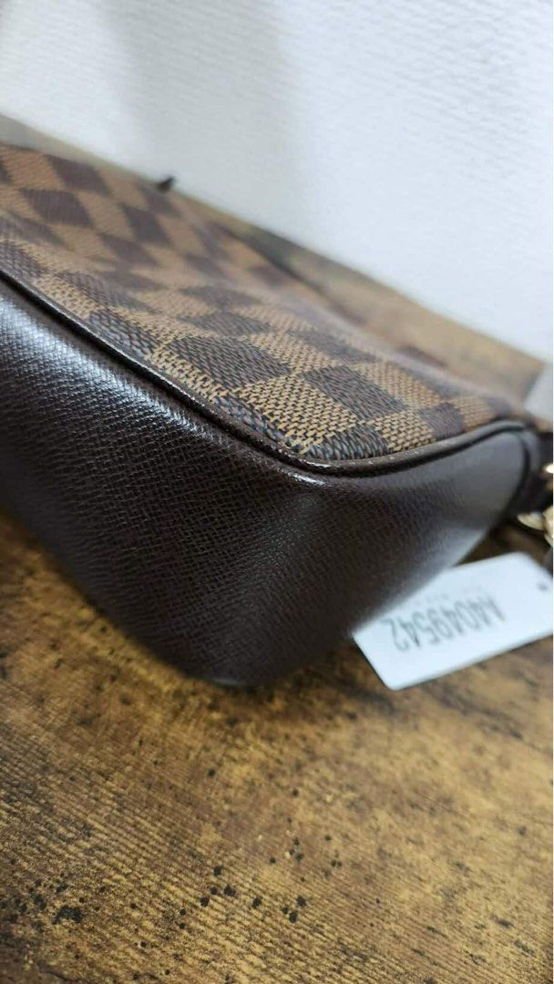 Authentic Louis vuitton damier ebene trousse pochette (Category: Luxury Bags & Wallets) located in San Juan City. Submitted by tingv (Listing ID 1411842659, Image 3). Description: Lv trousse pochette damier ebene in very good condition .