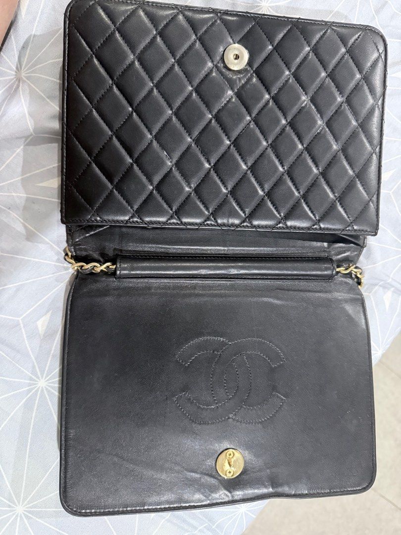 Vintage Chanel Quilted Shoulder Bag (Category: Luxury Bags & Wallets) located in Cebu City. Submitted by samanta16 (Listing ID 1411829462, Image 3). Description: Vintage eclair zip puller - Black quilted shoulder bag - Gold-tone chain strap - Iconic interlocking CC logo - Flap closure - Interior zippered pocket - Main compartment - Signs of wear on interior lining - Chain strap: leather and gold-tone metal.