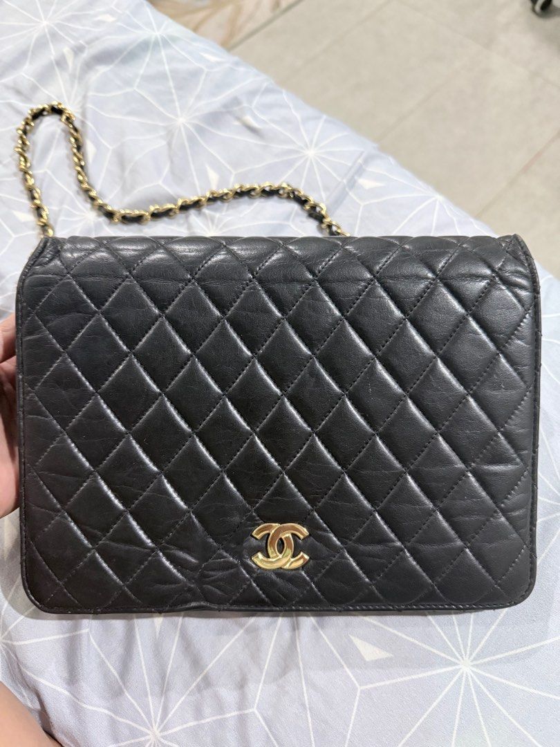 Vintage Chanel Quilted Shoulder Bag (Category: Luxury Bags & Wallets) located in Cebu City. Submitted by samanta16 (Listing ID 1411829462, Image 1). Description: Vintage eclair zip puller - Black quilted shoulder bag - Gold-tone chain strap - Iconic interlocking CC logo - Flap closure - Interior zippered pocket - Main compartment - Signs of wear on interior lining - Chain strap: leather and gold-tone metal.