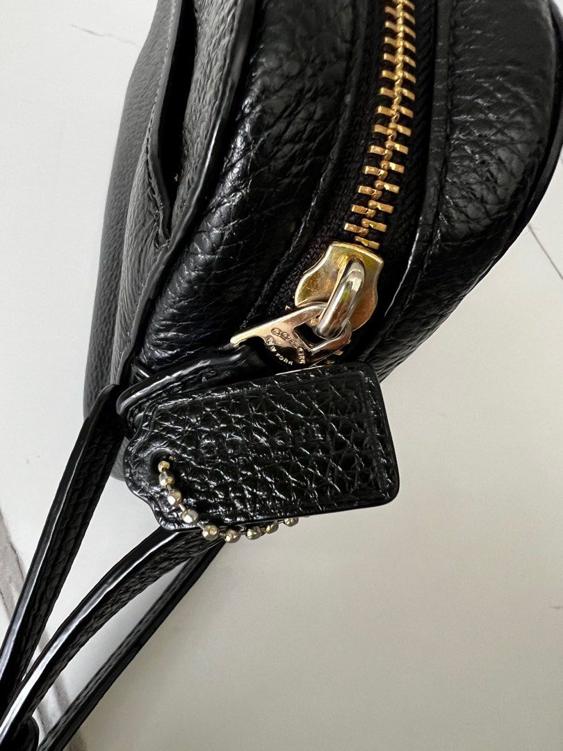 Authentic COACH mini Camera bag (Category: Cross-body Bags) located in Cavite. Submitted by slumbermanila (Listing ID 1411792932, Image 3). Description: This is pre loved item Original Coach Jamie mini camera bag Genuine pebble leather 8/10 sign of usage unstitch in lining good condition recommend for Men & Women fading hardware sign of usage for daily use dimensions; H 14cm W 19.5cm base W 6cm.