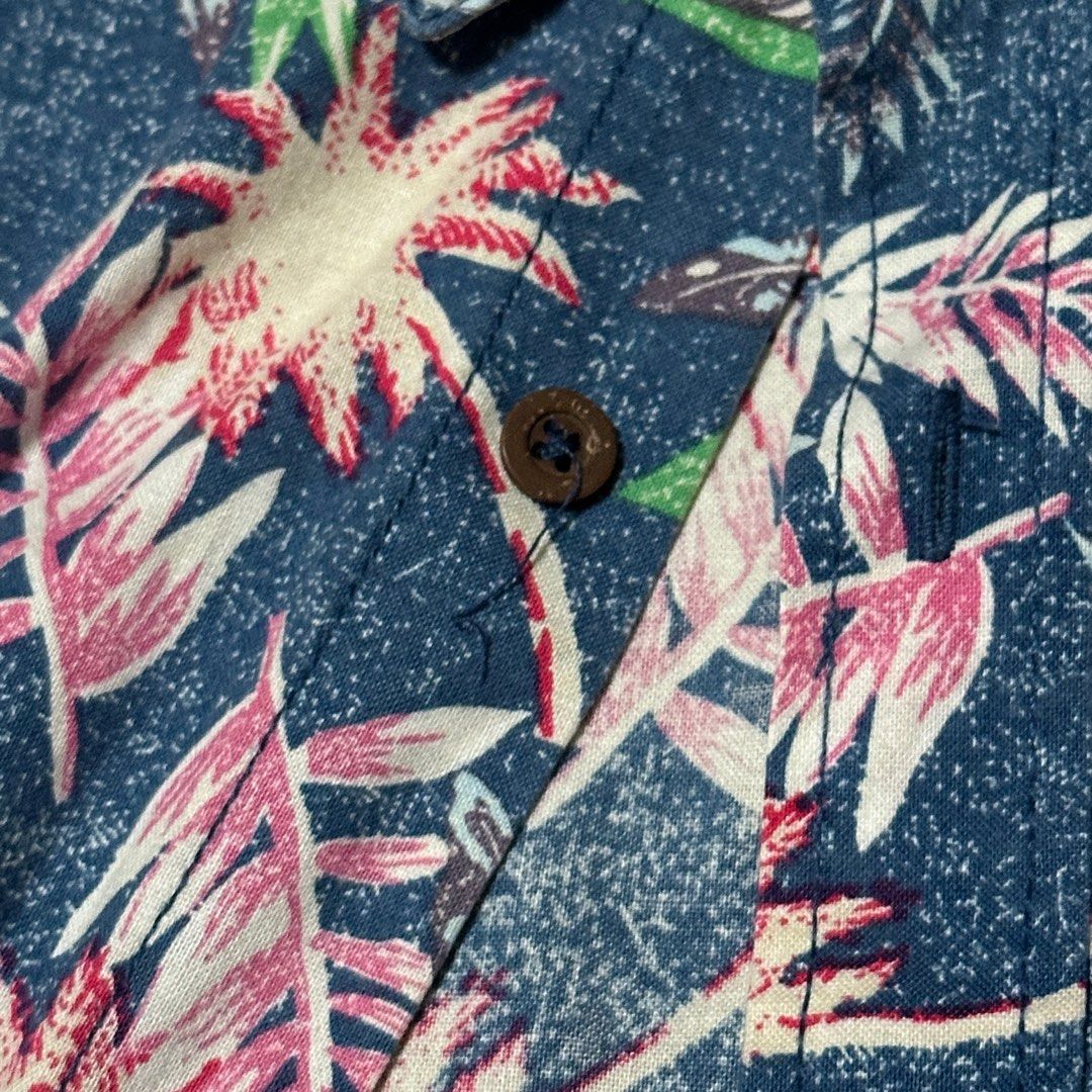 Forever 21 Men Tropical Polo Shirt Button Down (Category: Tshirts & Polo Shirts ) located in Quezon City. Submitted by wayvision (Listing ID 1411900194, Image 3). Description: buttons may have loose threads, not all length 68 cm width 50 cm shoulder 42 cm sleeve length 21 cm sleeve circumference 36 cm hand measured, may have few cm discrepancies mop: gcash, maya, maribank, unionbank, landbank mod: j&t, lbc, gogo xpress, lalamove/grab loc: project