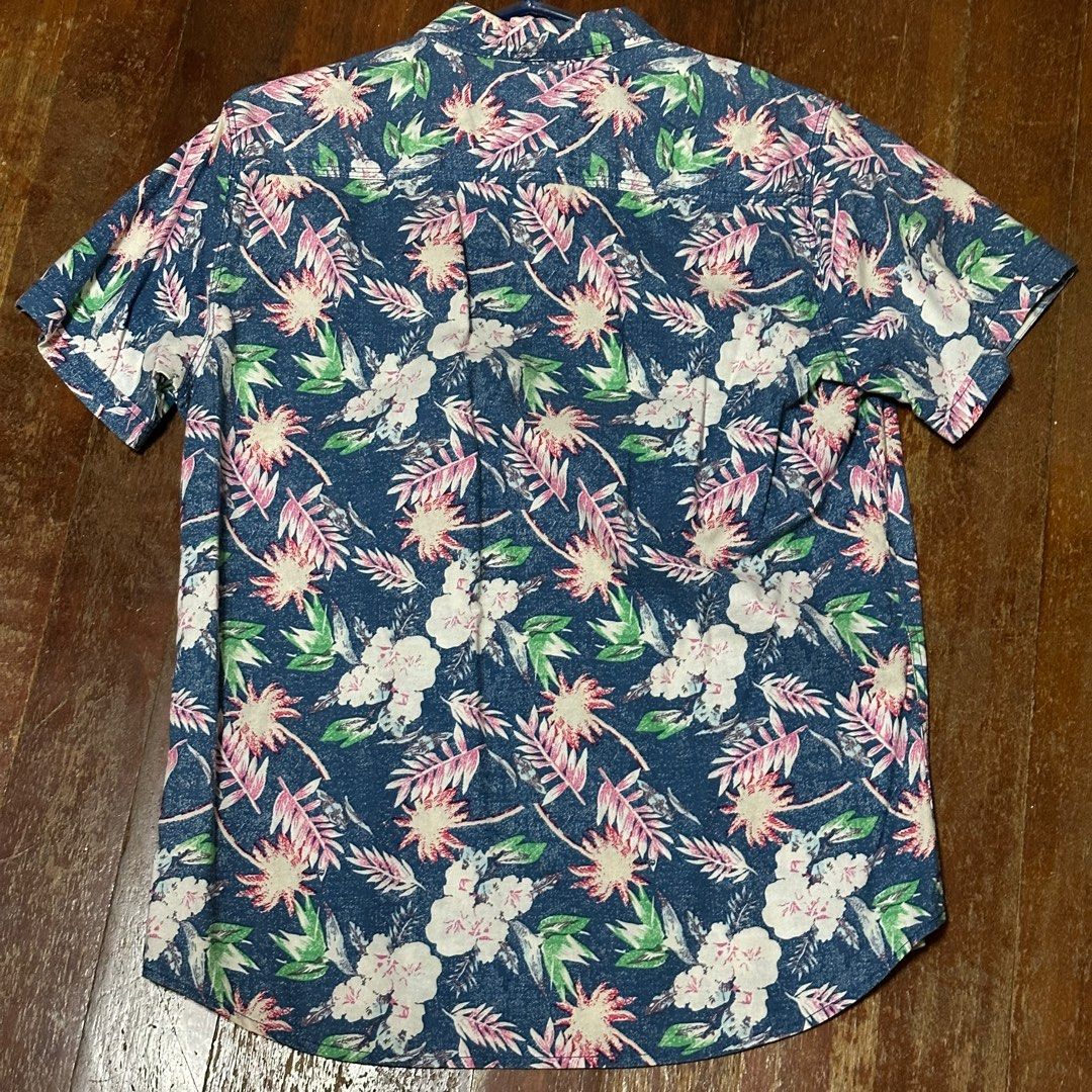 Forever 21 Men Tropical Polo Shirt Button Down (Category: Tshirts & Polo Shirts ) located in Quezon City. Submitted by wayvision (Listing ID 1411900194, Image 2). Description: buttons may have loose threads, not all length 68 cm width 50 cm shoulder 42 cm sleeve length 21 cm sleeve circumference 36 cm hand measured, may have few cm discrepancies mop: gcash, maya, maribank, unionbank, landbank mod: j&t, lbc, gogo xpress, lalamove/grab loc: project