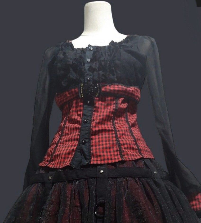 Gothic Lolita Top Red and Black (Category: Dresses) located in Limay. Submitted by defwary (Listing ID 1411881949, Image 1). Description: can fit m-l, large on tag measurements when layed out: width: 15.2 inches length: 20.5 inches.