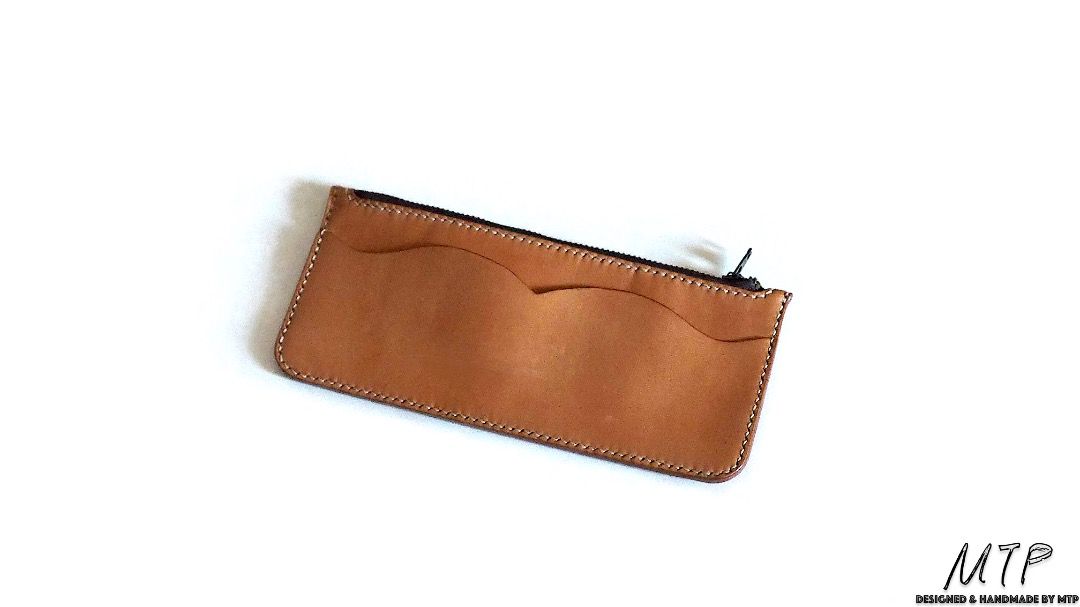 (免運費)Handmade Leather手工長皮革錢包(加長版)MTP Long Wallet with Zipper （分類：銀包、卡片套）位於 Hong Kong。 由 MTP.Leather 提交（商品編號 1411917006，圖片 1）。簡介： 1 產品﹕自家設計手工制長皮革錢包 2 特式﹕拉鏈設計，方便使用。 3 對象﹕男女均合適 4 攜帶方式﹕手提 5 Size: 17w 9h 6 付款方法﹕FPS, ATM轉數 (先付65%訂金，尾數35%寄件時付) 7 制作方式﹕自家設計並全人手制作 8 免郵費，使用郵局易寄取。亦可於天水圍、南昌、旺角、奧運站親身交收。 9 訂做注意﹕上述標明的價錢只適用於如圖所示的皮料，如選擇其他皮料，最後價錢另外報價。 10 這不是一件快速時裝而是全人手制的真皮袋，本人花了相當多的時間、心機，所以希望買旳人是真心喜歡並用一輩子，所以只要能夠維修，又不涉及高成本，本人都可以免費維修，有需要可以聯絡本人。 免運費使用郵局易寄取： 1 選擇取件郵政局或