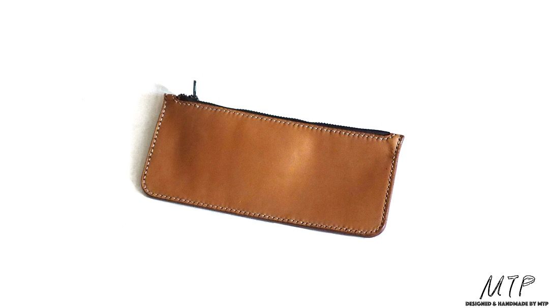 (免運費)Handmade Leather手工長皮革錢包(加長版)MTP Long Wallet with Zipper （分類：銀包、卡片套）位於 Hong Kong。 由 MTP.Leather 提交（商品編號 1411917006，圖片 3）。簡介： 1 產品﹕自家設計手工制長皮革錢包 2 特式﹕拉鏈設計，方便使用。 3 對象﹕男女均合適 4 攜帶方式﹕手提 5 Size: 17w 9h 6 付款方法﹕FPS, ATM轉數 (先付65%訂金，尾數35%寄件時付) 7 制作方式﹕自家設計並全人手制作 8 免郵費，使用郵局易寄取。亦可於天水圍、南昌、旺角、奧運站親身交收。 9 訂做注意﹕上述標明的價錢只適用於如圖所示的皮料，如選擇其他皮料，最後價錢另外報價。 10 這不是一件快速時裝而是全人手制的真皮袋，本人花了相當多的時間、心機，所以希望買旳人是真心喜歡並用一輩子，所以只要能夠維修，又不涉及高成本，本人都可以免費維修，有需要可以聯絡本人。 免運費使用郵局易寄取： 1 選擇取件郵政局或