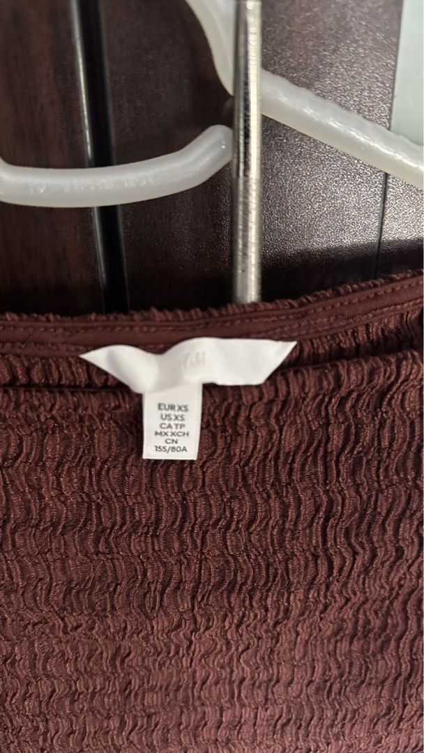 H&M Brown Textured Top - XS (Category: Sleeveless) located in Mandaluyong City. Submitted by yv.stuff (Listing ID 1411864514, Image 2). Description: - H&M brown textured top - Scoop neckline - Size: XS - Solid brown color - Textured fabric.