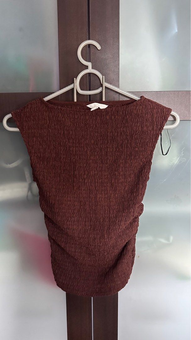 H&M Brown Textured Top - XS (Category: Sleeveless) located in Mandaluyong City. Submitted by yv.stuff (Listing ID 1411864514, Image 1). Description: - H&M brown textured top - Scoop neckline - Size: XS - Solid brown color - Textured fabric.