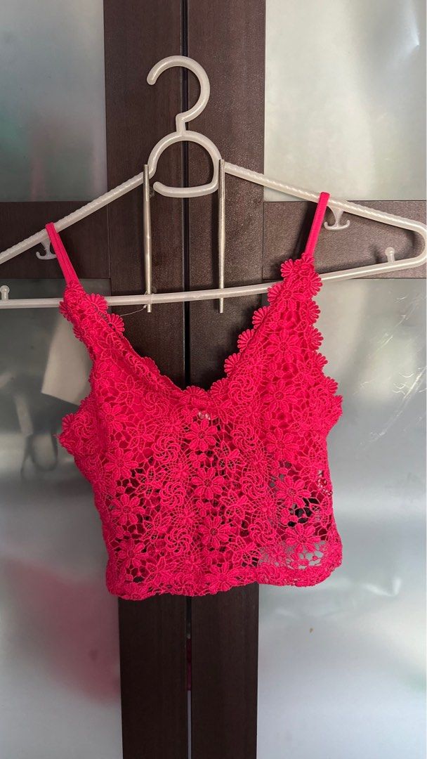 H&M Lace Crop Top - XS (Category: Others Tops) located in Mandaluyong City. Submitted by yv.stuff (Listing ID 1411863018, Image 2). Description: - H&M crop top - Pink lace design - Size: XS - Features: Spaghetti straps, V-neck .