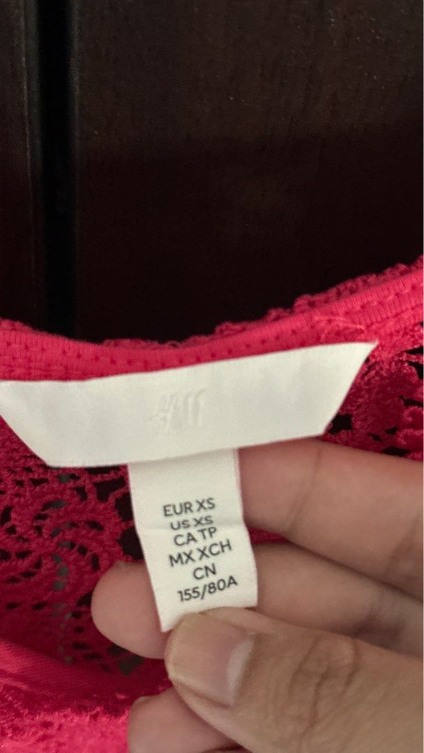 H&M Lace Crop Top - XS (Category: Others Tops) located in Mandaluyong City. Submitted by yv.stuff (Listing ID 1411863018, Image 3). Description: - H&M crop top - Pink lace design - Size: XS - Features: Spaghetti straps, V-neck .