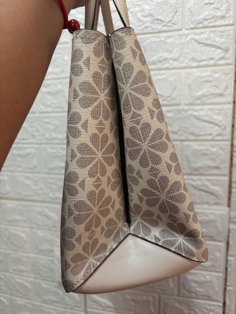 Kate Spade Flower Jacquard Tote Bag Medium (Category: Luxury Bags & Wallets) located in Meycauayan. Submitted by maxsshopzter (Listing ID 1411794370, Image 3). Description: .