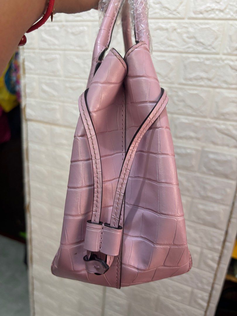 Kate Spade Pink Dumpling Bag Small (Category: Luxury Bags & Wallets) located in Meycauayan. Submitted by maxsshopzter (Listing ID 1411789926, Image 2). Description: .