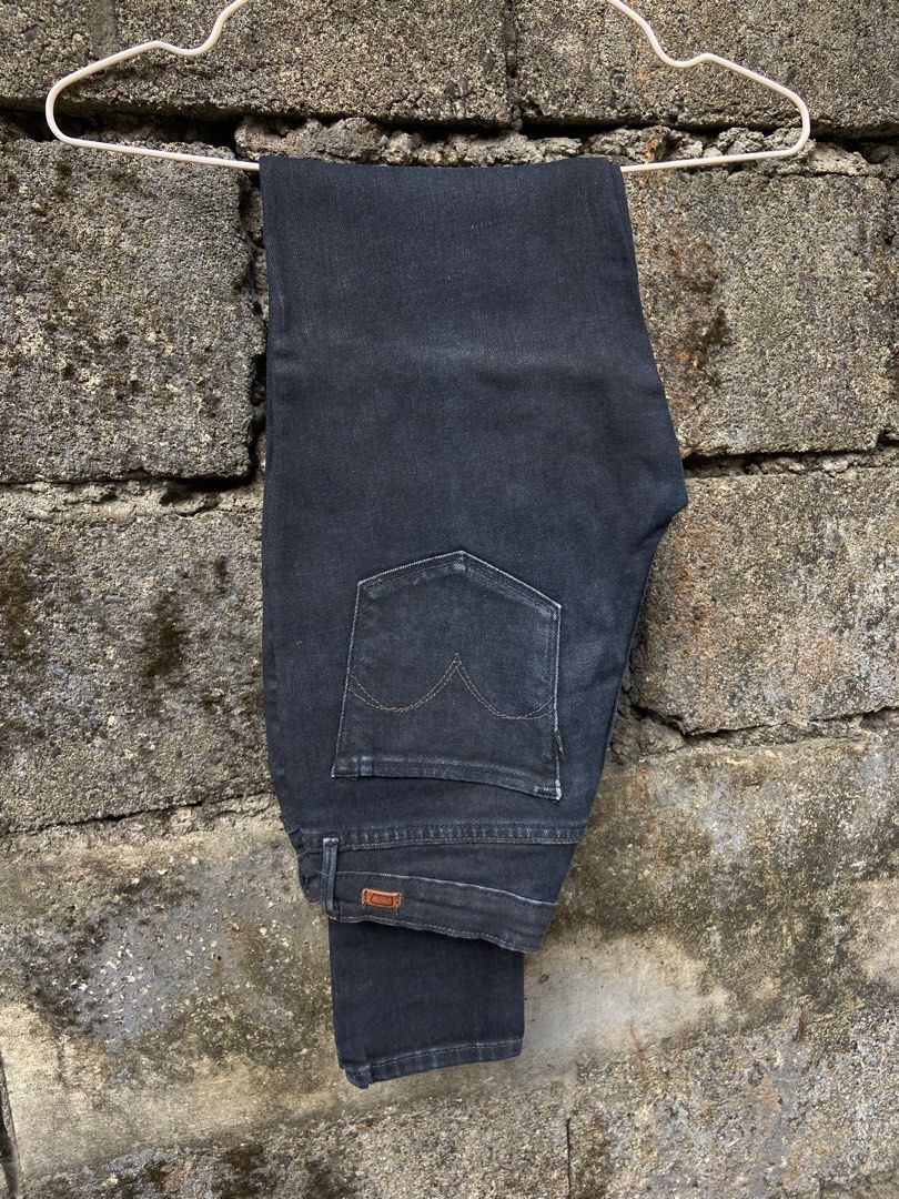 Levi's 512 Slim Taper Jeans - Black (Category: Jeans) located in Manila. Submitted by heat_treats (Listing ID 1411818754, Image 1). Description: - Levi's 512 Slim Taper jeans - Size: 24-25; Length: 37.5 - Brand new condition (used only once, bought it in us).