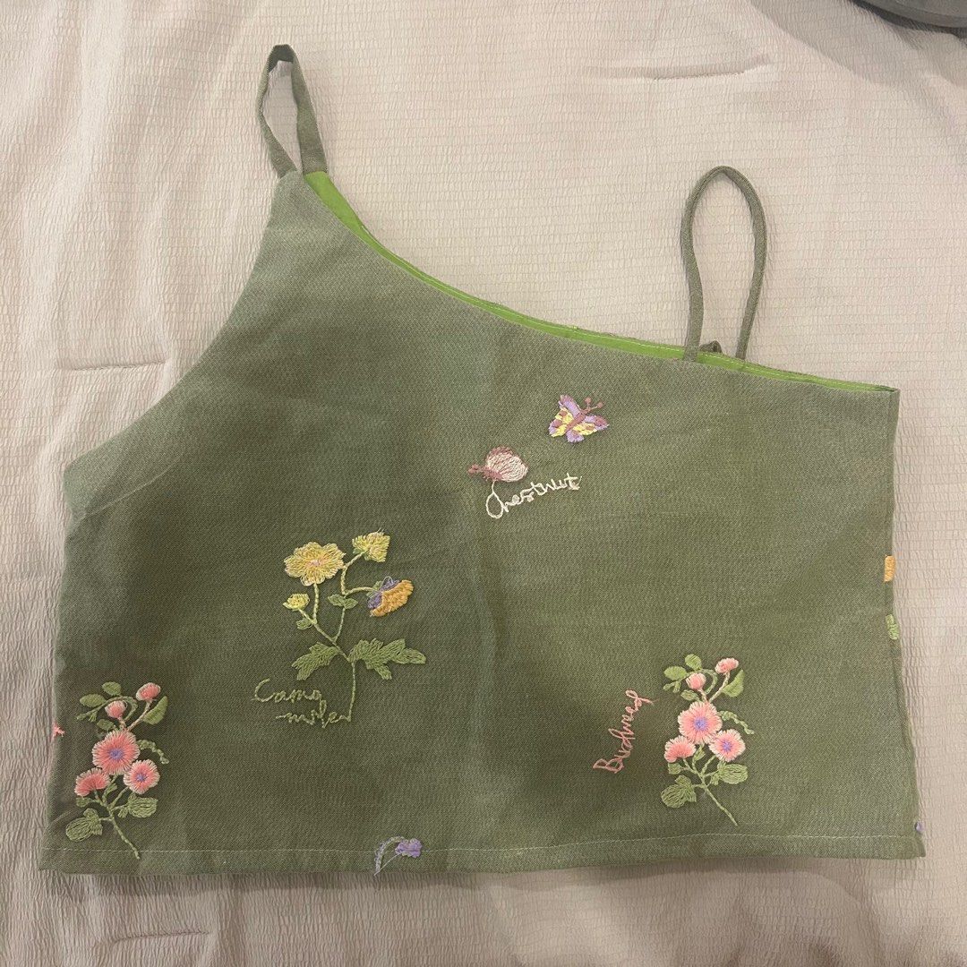 Off-Shoulder Top (La Coco Babe) (Category: Blouses) located in Makati City. Submitted by ckvdeclutter (Listing ID 1411850227, Image 2). Description: Bought the is off shoulder top from La CocoBabe on IG for ₱920 ✨ Selling for ₱850 only (brand new) Size: M (fits 29-30 waistline) Color: Army Green RFS: not my style .