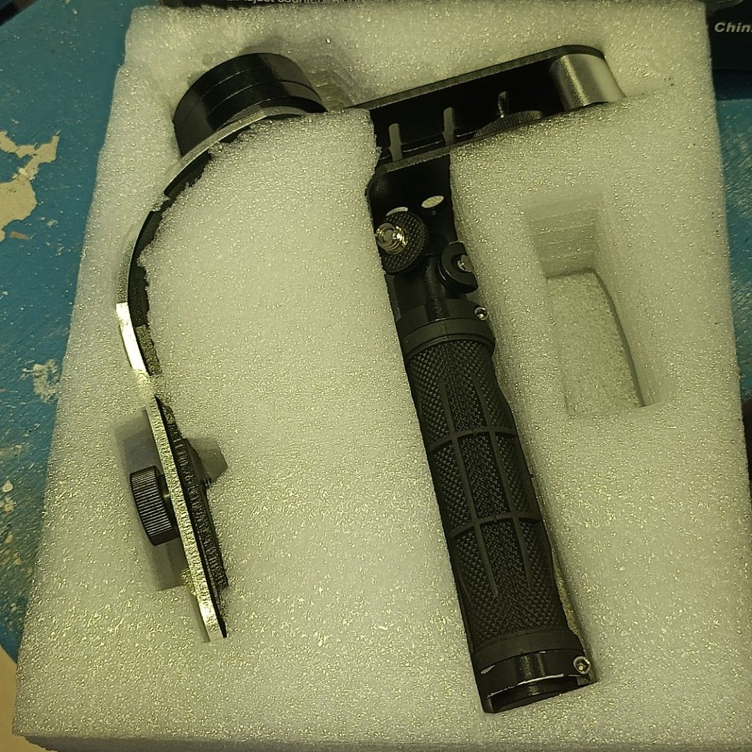Steadyvid EX Video Stabilizer Manual Gimbal Complete Box (Category: Gimbals & Stabilizers ) located in Manila. Submitted by ferdie711 (Listing ID 1411867991, Image 2). Description: Steadyvid EX Video Stabilizer supports digital cameras and camcorders up to 2.1 lbs. It features a comfort grip handle, super gimbal for smooth motion, and a spirit level. The construction includes an aluminum body, rubber padded handle, and polished chrome counterweig