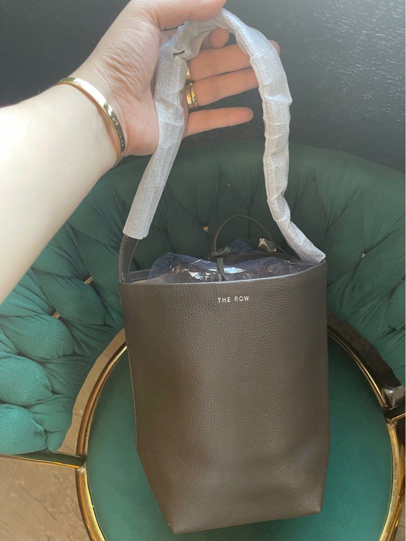 The Row Park Tote Bag (Category: Luxury Bags & Wallets) located in Roxas City. Submitted by lynngreyartillero (Listing ID 1411737020, Image 1). Description: - The Row Park Tote Bag in a rich dark gray color. ❤️❤️❤️😇😇😇 (XS OR MINI SIZE OR SMALL MALIIT LNG RARE SIZE) cutiiieee 😍😍 Like new with protection pa sa handle - Features a classic bucket bag design. - Single handle for easy carrying. - Interior in a lighter shade. - Brand name visible i