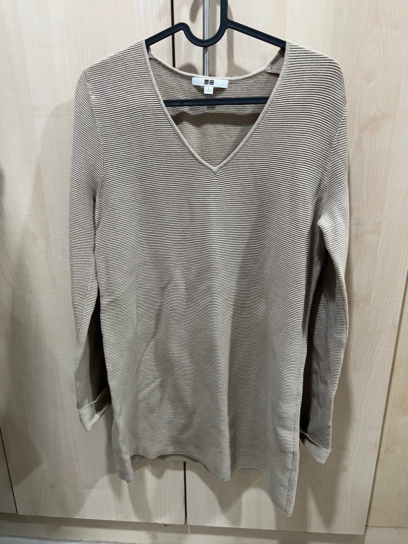 Uniqlo knitted (Category: Longsleeves) located in Quezon City. Submitted by ex-box (Listing ID 1411830257, Image 1). Description: Knotted uniqlo top Long sleeves Used 1-2x only for vacation trip. .