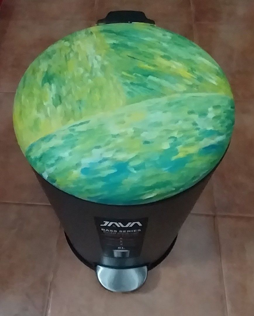 8L java bass bin (Category: Waste Bins & Bags) located in Singapore. Submitted by runningq (Listing ID 1412068956, Image 1). Description: Are you searching for an answer? I hope that you find a way or some peace by looking at the painted top of this Titanium Grey bin. JH8853, 22 x 30 x 35cm..